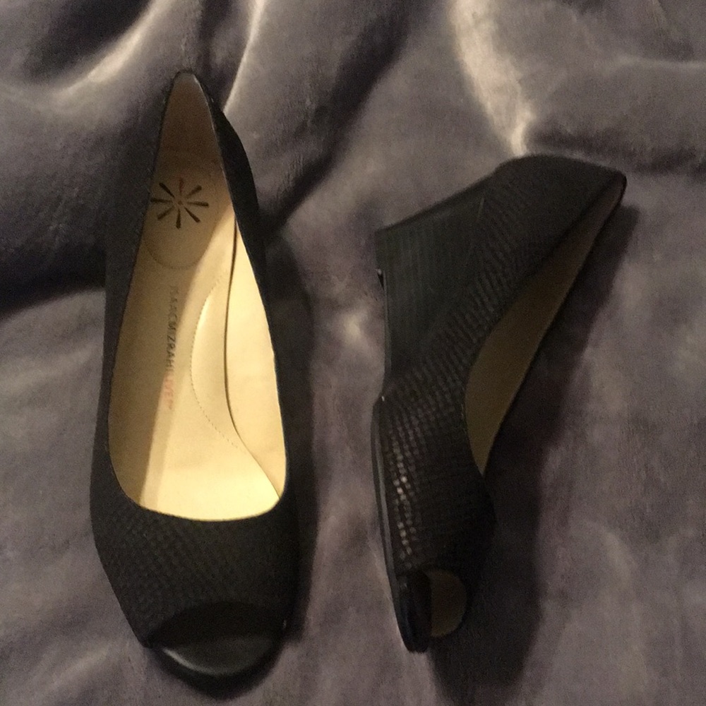 Isaac Mizrahi Black textured fabric wedges